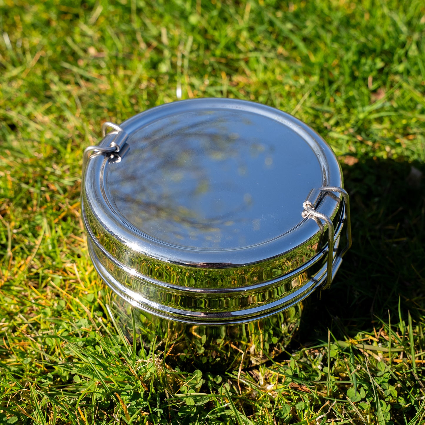 ronde rvs bento box op gras