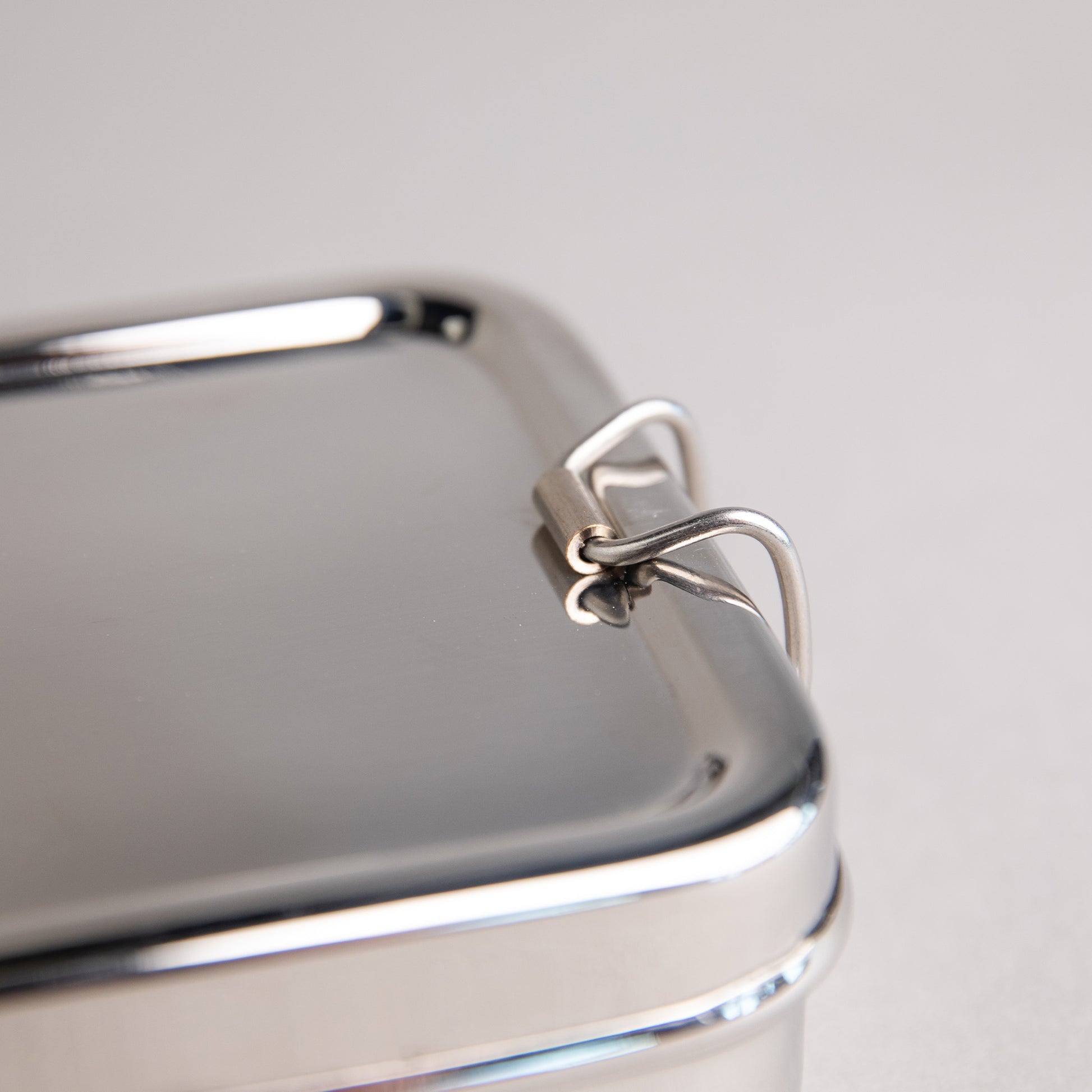 close up van een RVS clip van een lunchbox