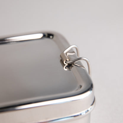 close up van een RVS clip van een lunchbox