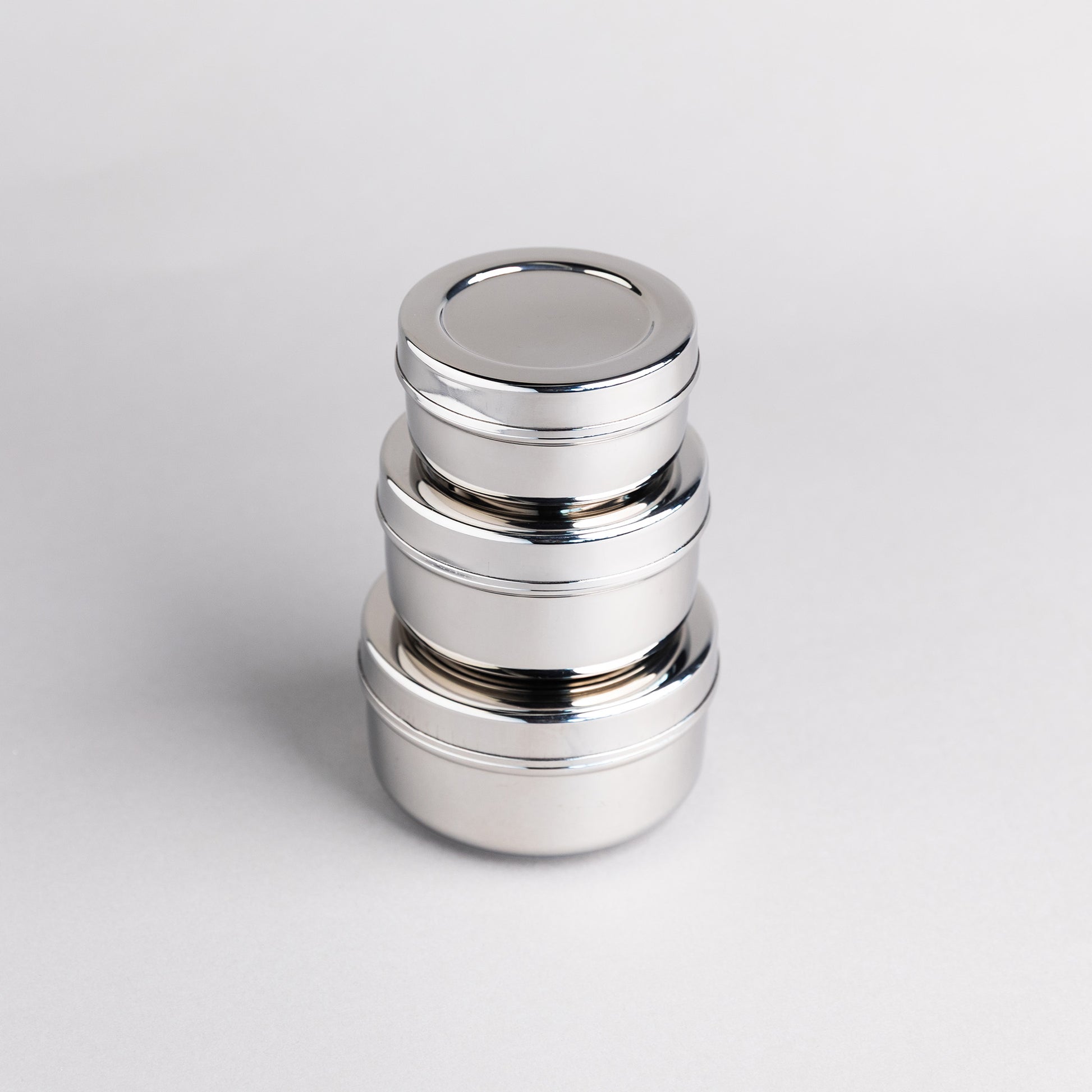 stapel van 3 rvs snackboxen