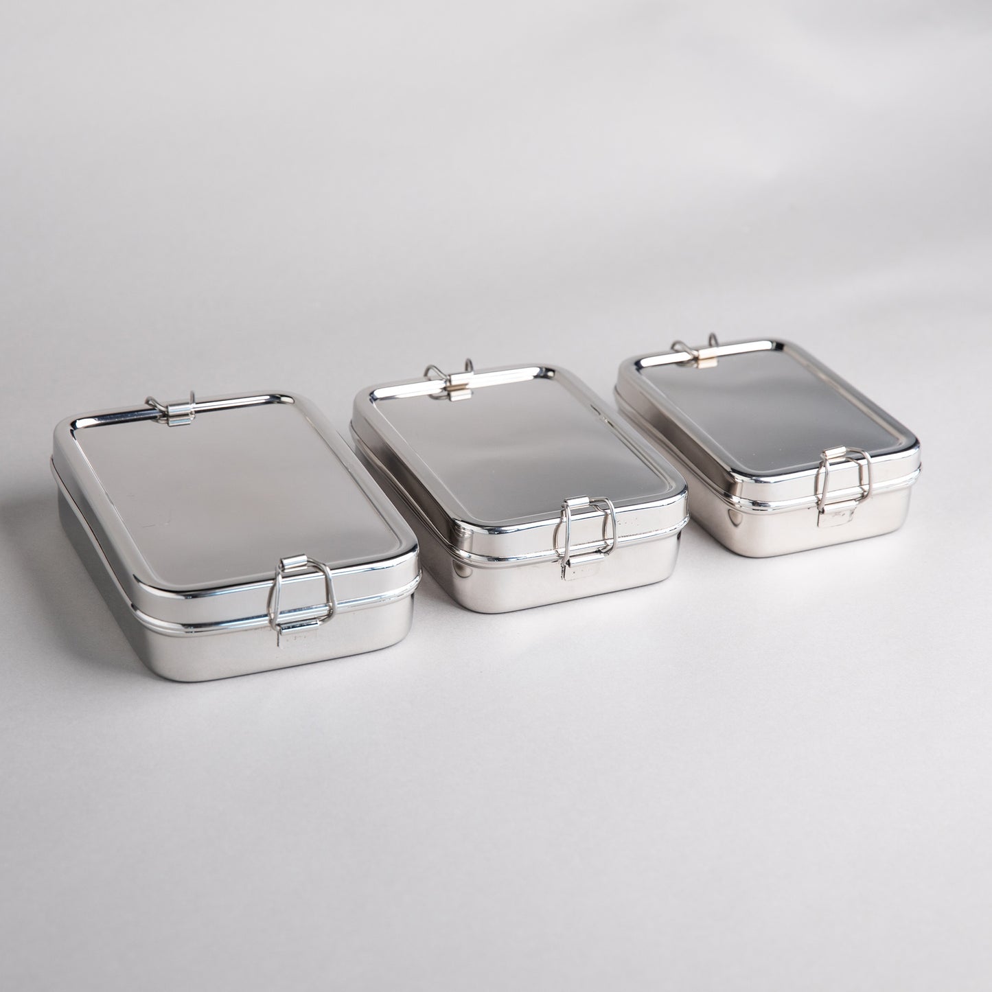 RVS lunchboxen in 3 maten langs elkaar