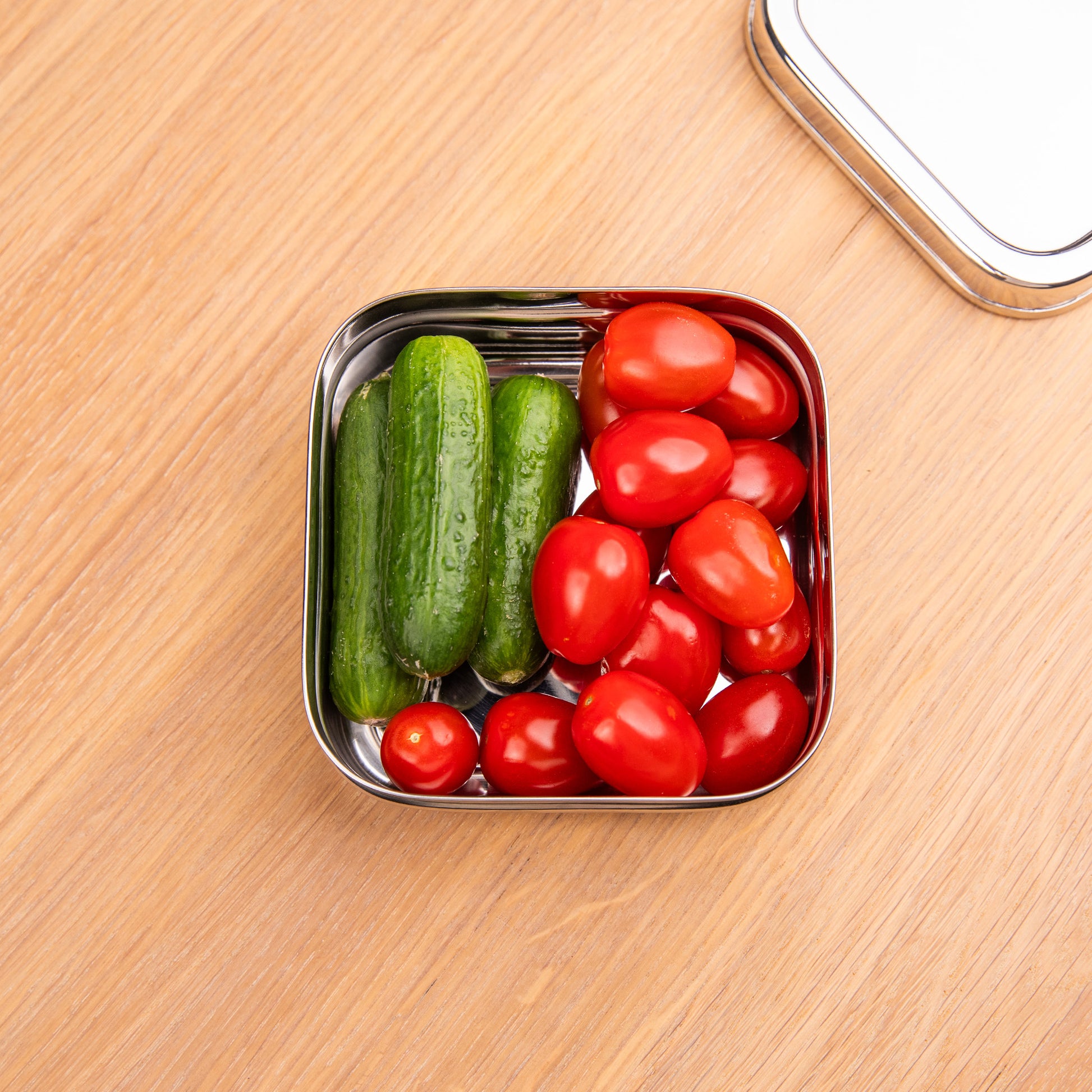 Gezonde rvs snackbox gevuld met groente