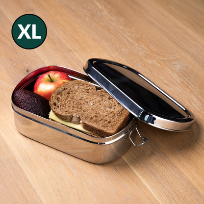 RVS lunchbox gevuld met boterhammen en fruit