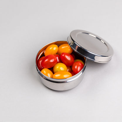 Grote RVS snackbox gevuld met tomaten