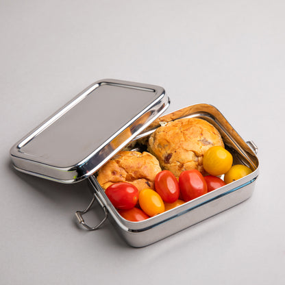 RVS lunchbox half geopend gevuld met een lunch