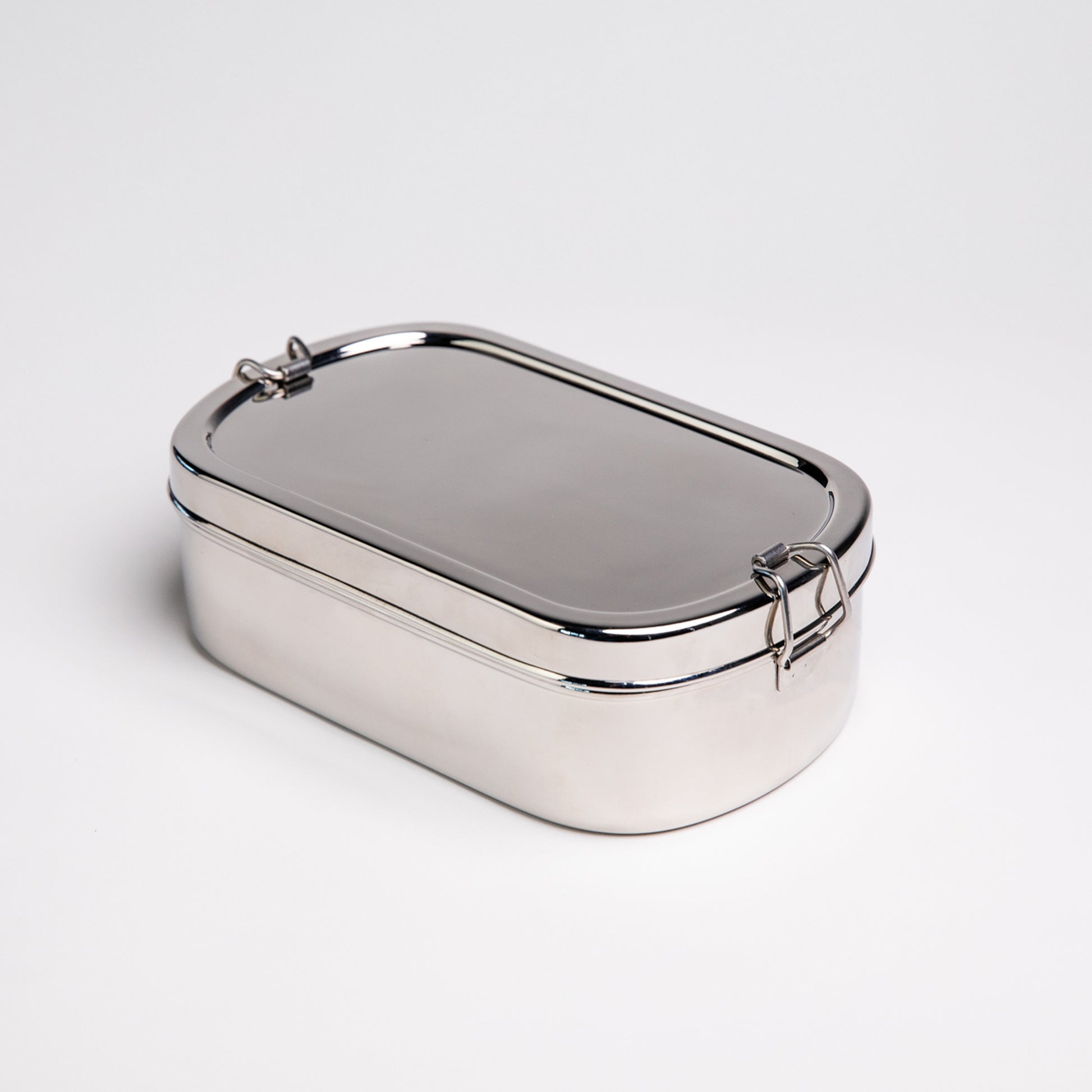 RVS lunchbox gesloten op een witte achtergrond 