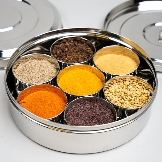 masala dabba met indian spicebox bakjes gevuld