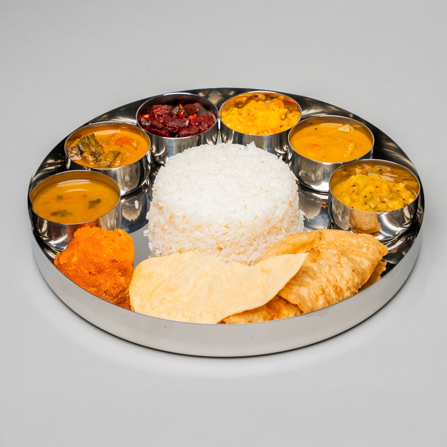 thali bord uit india gevuld met eten en rijst