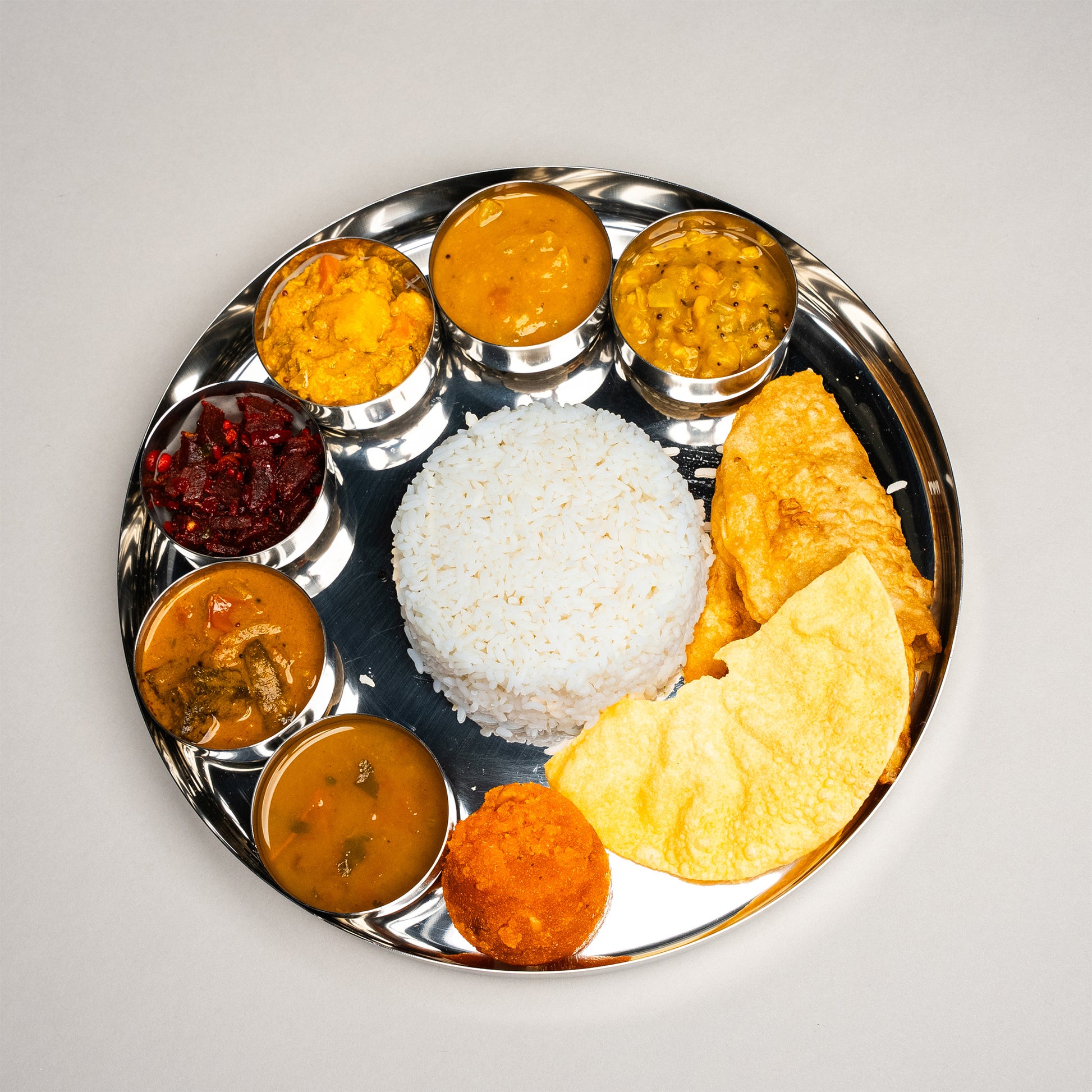 thali plate uit india gevuld met curry's en rijst